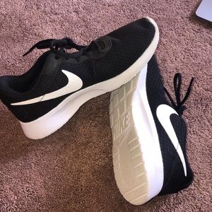 Black Nike roshe’s